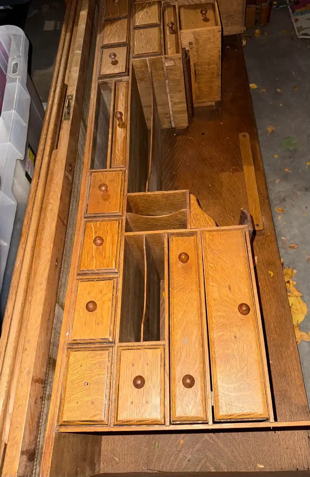 20. Yüzyıl Başlarına Ait Antika Masaların Nazik Restorasyonu ve Yüzey Koruma Yöntemleri