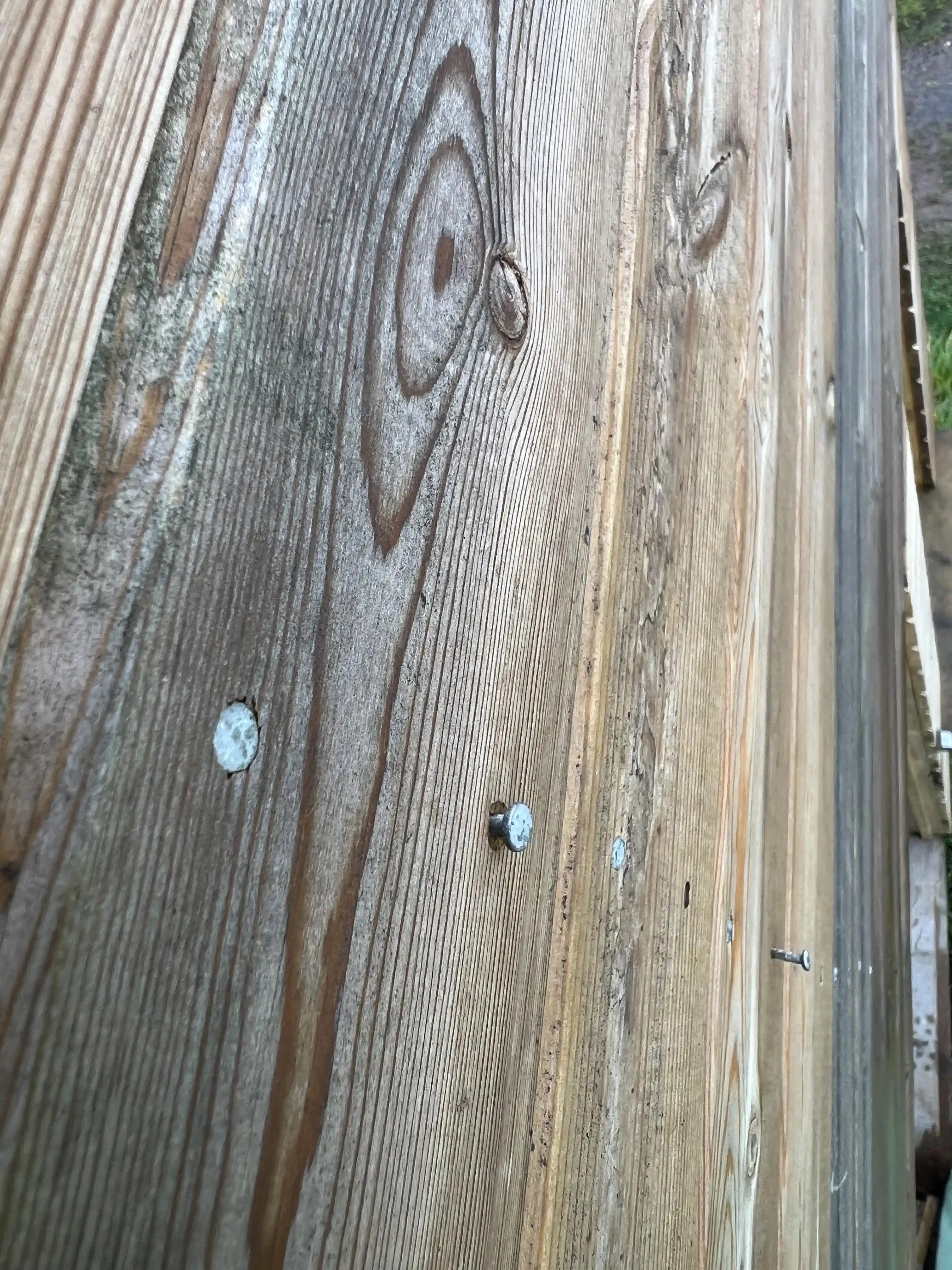 Ahşabın Çivileri Dışarı Atmasının Nedenleri ve Etkili Çözüm Yöntemleri