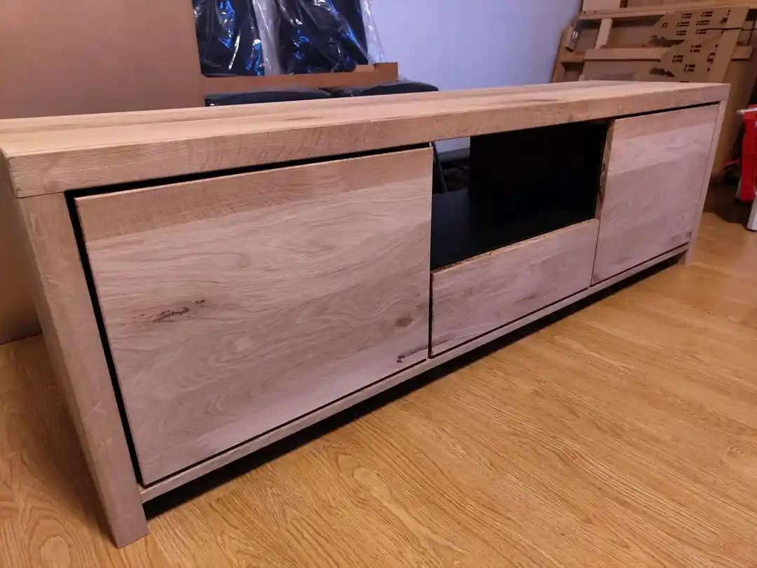 Ahşap İşçiliğinde Yenilikçi Bağlantı Sistemleriyle Dayanıklı Medya Konsolu Tasarımı