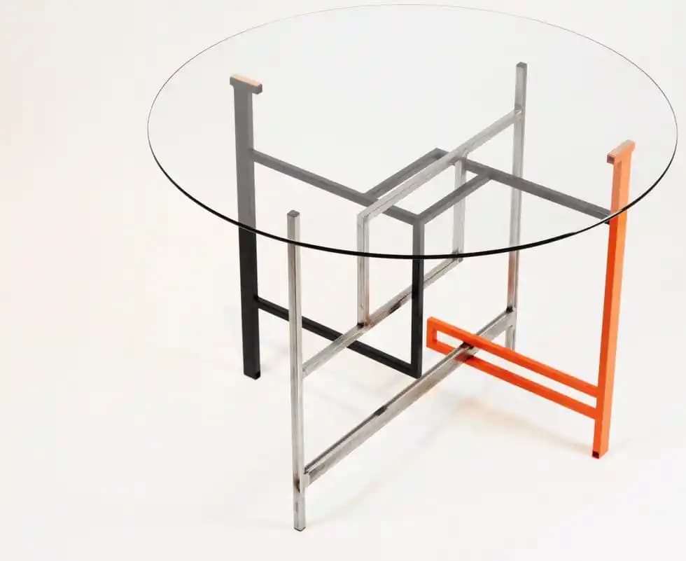 Birbirine Geçmeli Yuvarlak Cam Masa Tasarımı: Yenilikçi Renk ve Bağlantı Yaklaşımı