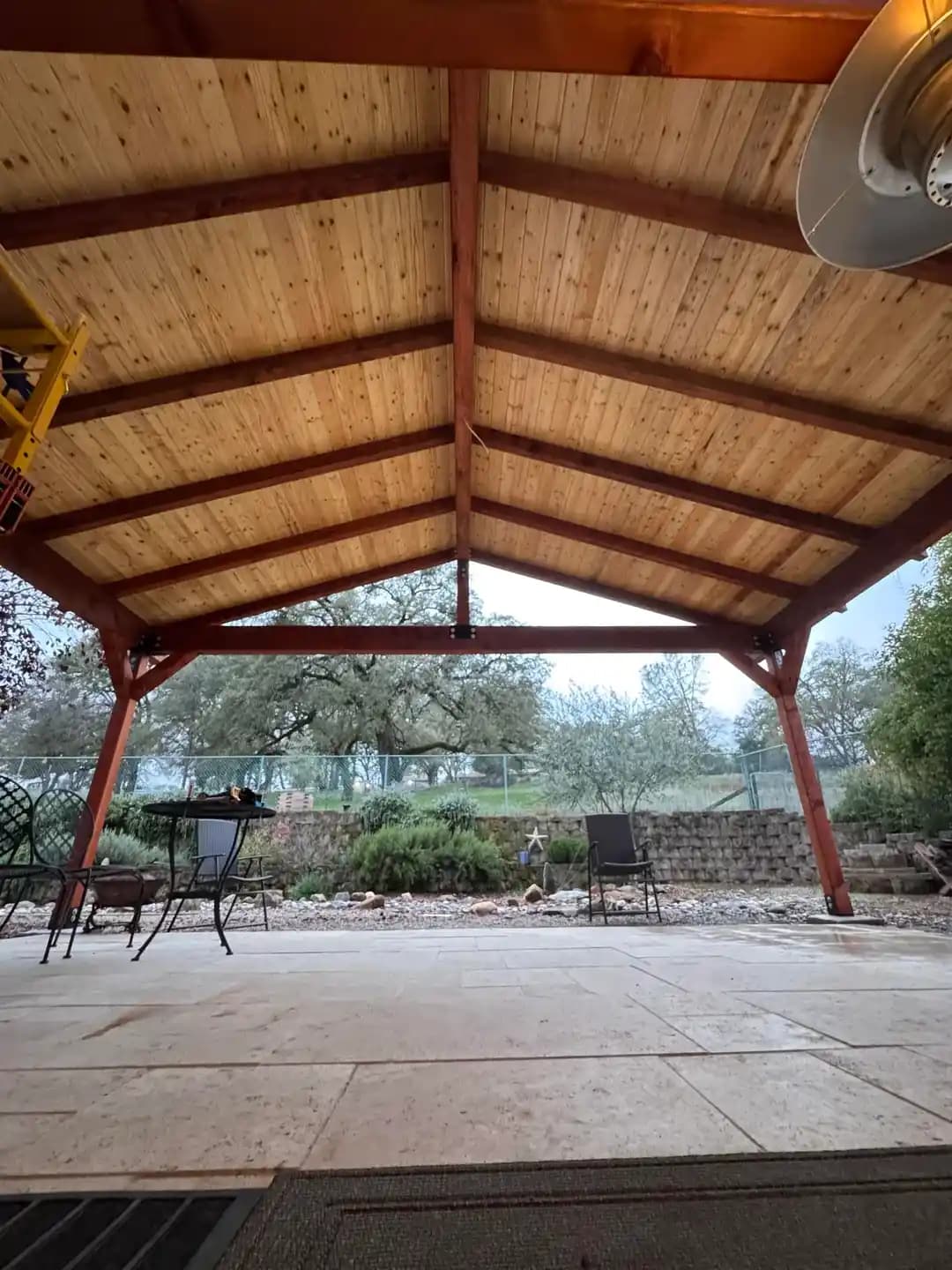 Büyük Kirişlerle Bahçe Pavyonu Yapımı: Ahşap İşçiliğinde Yeni Ölçekler