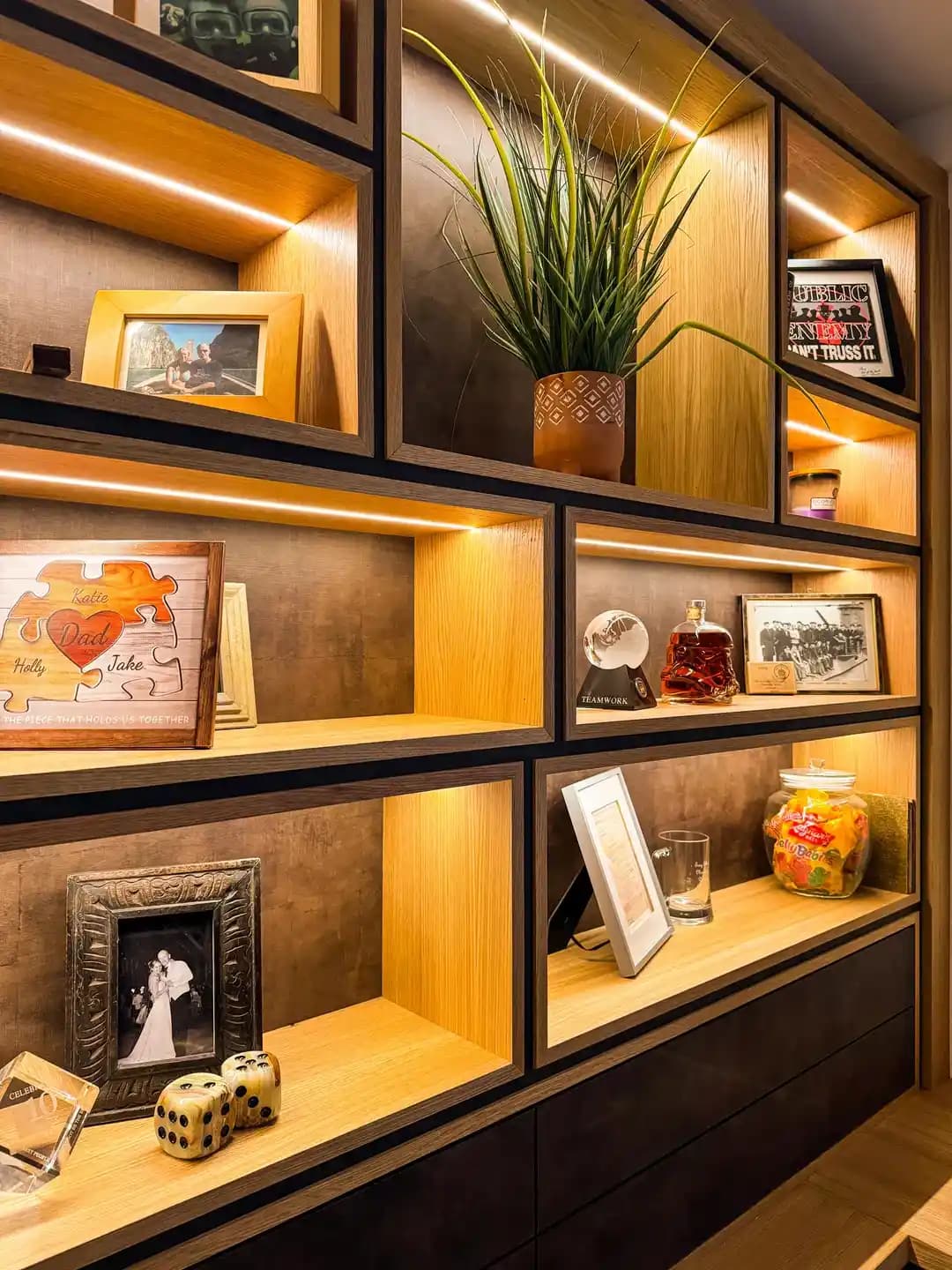 Danbury'deki Modern Ofis Kurulumu: Tasarım, Malzeme ve Fonksiyonel Detaylar