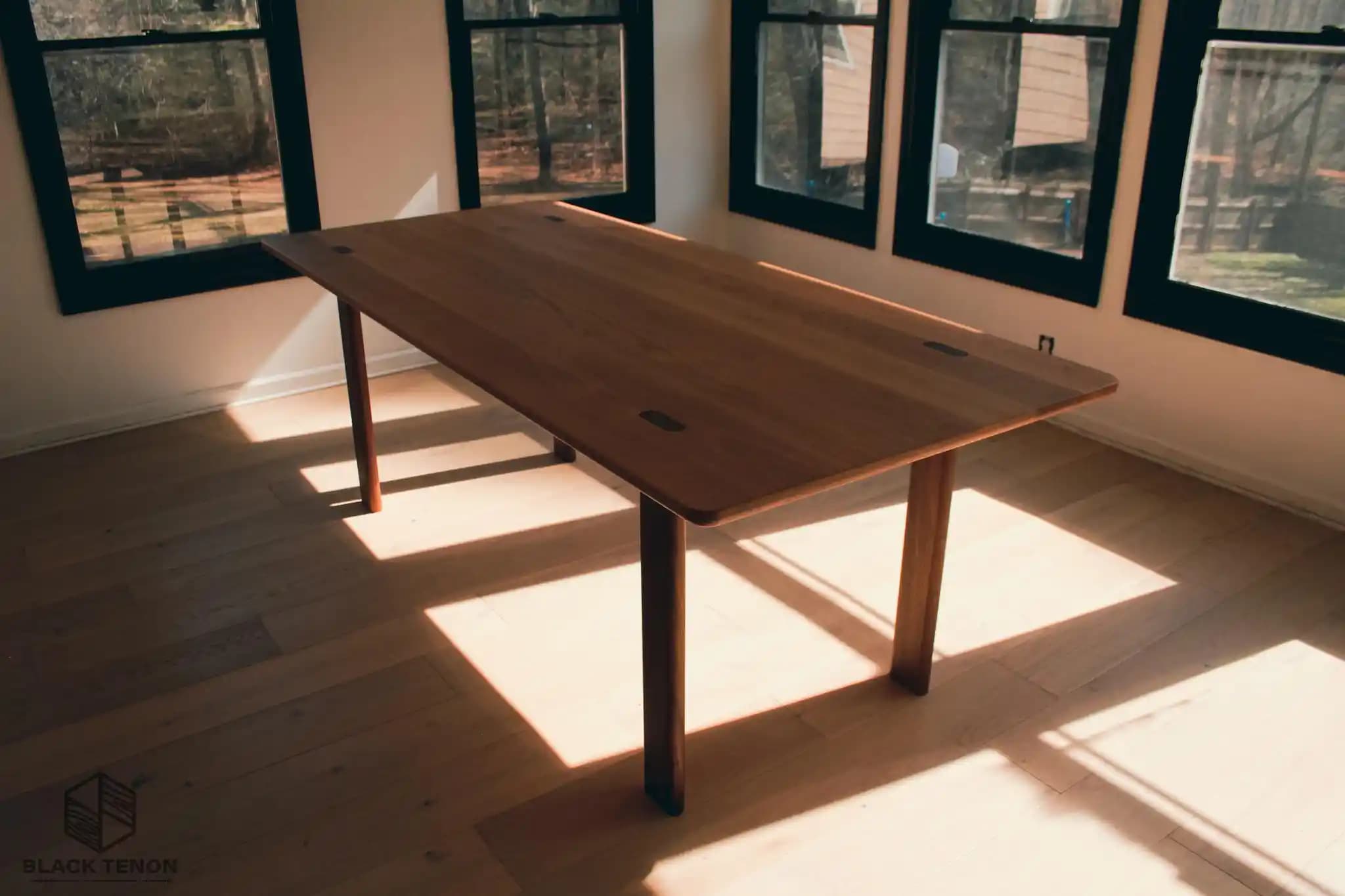 Maine'de Tasarlanan Özel Ahşap Yemek Masası: Tasarım ve Teknik Ayrıntılar