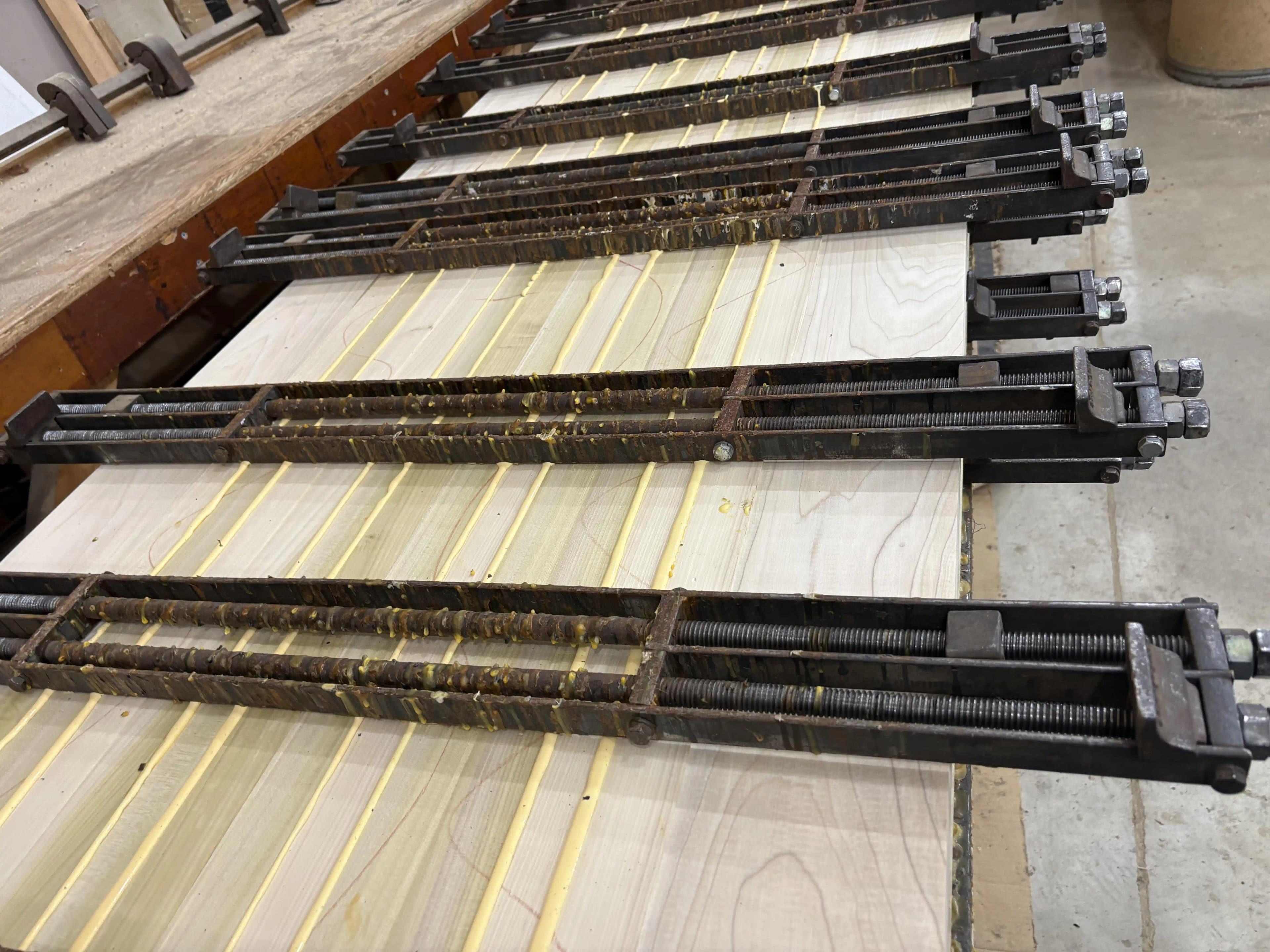 Mengene Temizliğinde Yapıştırıcı Kalıntılarının Giderilmesi ve Bakım Yöntemleri