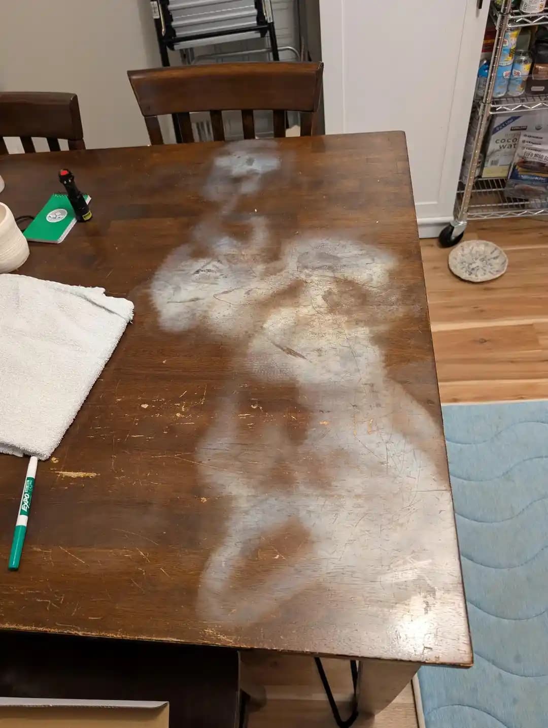 Mobilyalarda Isı ve Nem Hasarının Onarımı: Beyaz Lekeler ve Etkili Çözüm Yöntemleri