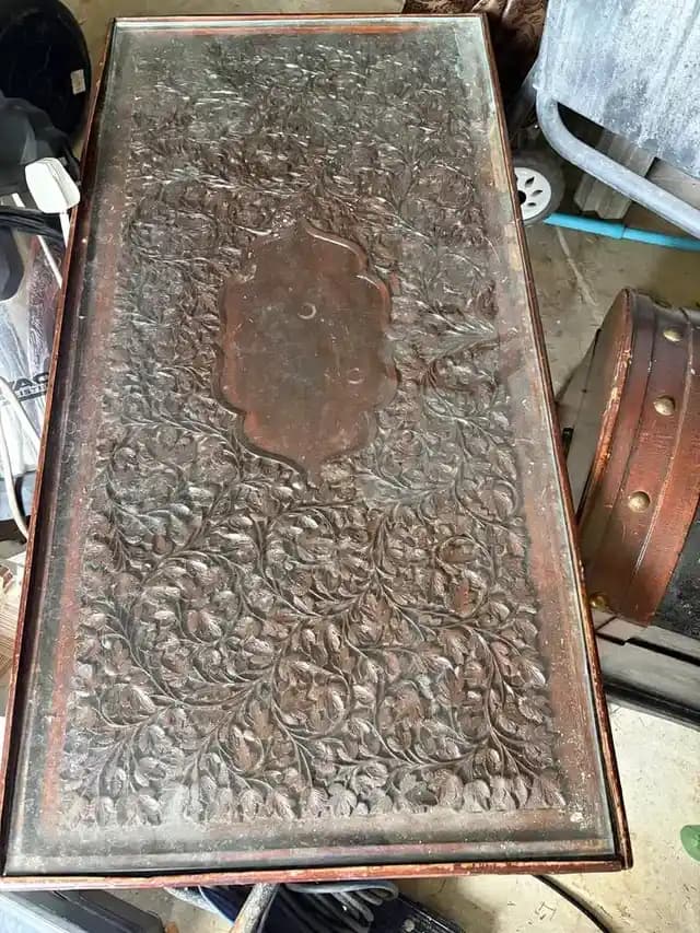 Oyma Detaylı Ahşap Masaların Restorasyonu: Zorluklar ve Uygulanan Yöntemler