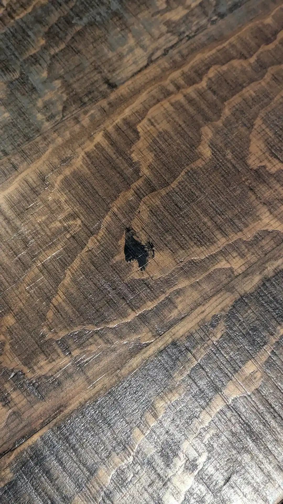 Ahşap Mobilyalarda Lekeler: Doğal Düğüm ve Dolgu Malzemelerinin Farkları ve Önemi