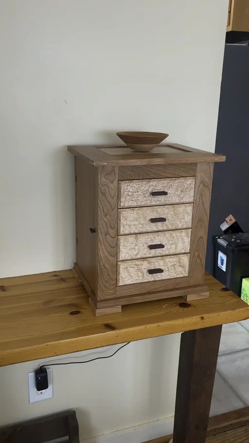 Manyetik Levite Yüzük Kasesi İçeren Ahşap Mücevher Kutusu Tasarımı ve Teknolojisi