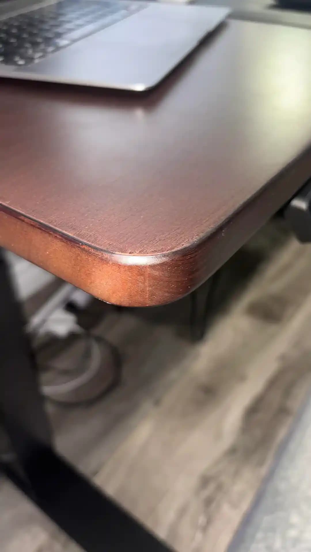 Rubberwood Masa Üstlerinde Solid Wood ve Veneer Arasındaki Yapısal Farklar ve Dayanıklılık