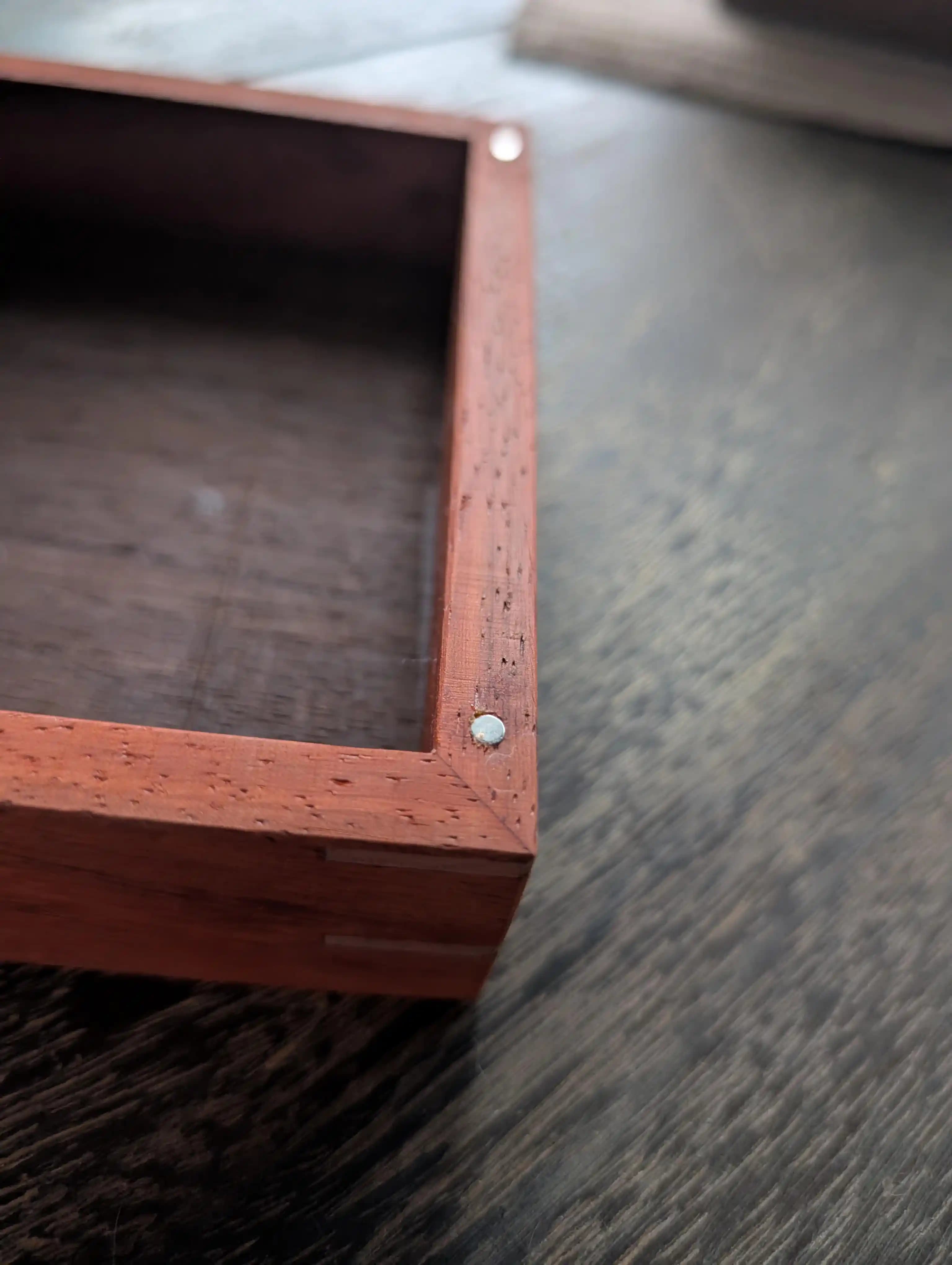 Süper Tutkal ile Yapıştırılmış Mıknatısların Ahşap İşçiliğinde Çıkarılması Yöntemleri