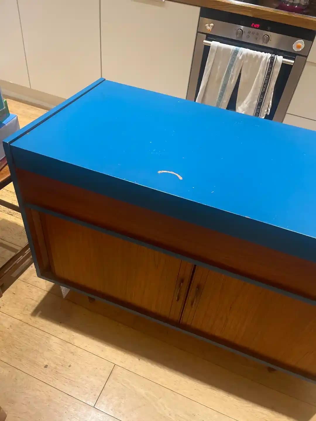 Teak Kaplama Mobilyalarda Boya Sökme ve Yenileme Teknikleri: Doğru Yöntemler ve Uygulamalar