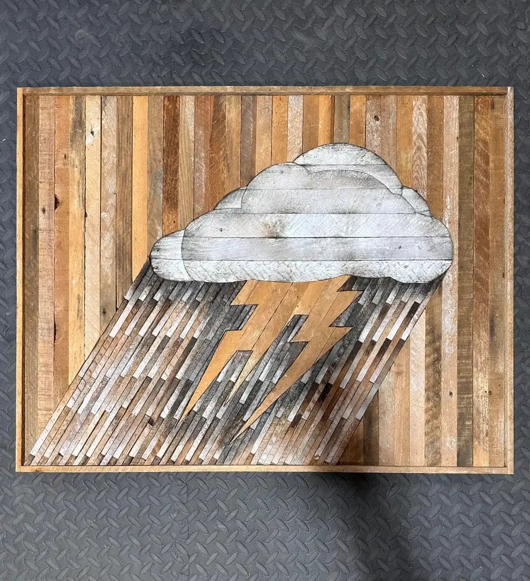 Thundercloud Temalı Ahşap Sanatı: Eski Lath Tahtalarından Yenilikçi Tasarım ve Alevle Yakma Tekniği