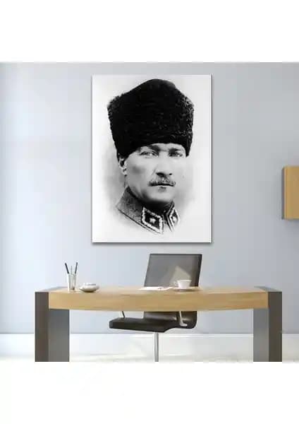 Atatürk Temalı Sanat Eserleri Karşılaştırması: Portre ve Canvas Tablo Analizi