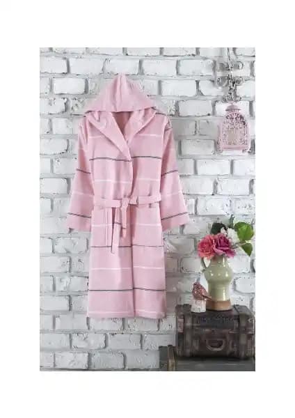 Esmen Pudra Pembe Çizgili Kapşonlu ve Oyalı Textile Organik Pamuk Bornozlarının Detaylı Karşılaştırması