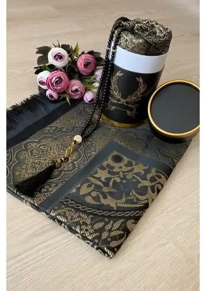 Seccade Setleri Karşılaştırması: Lüks Tafta ve Kadife Seccadelerin Özellikleri ve Kullanıcı Yorumları