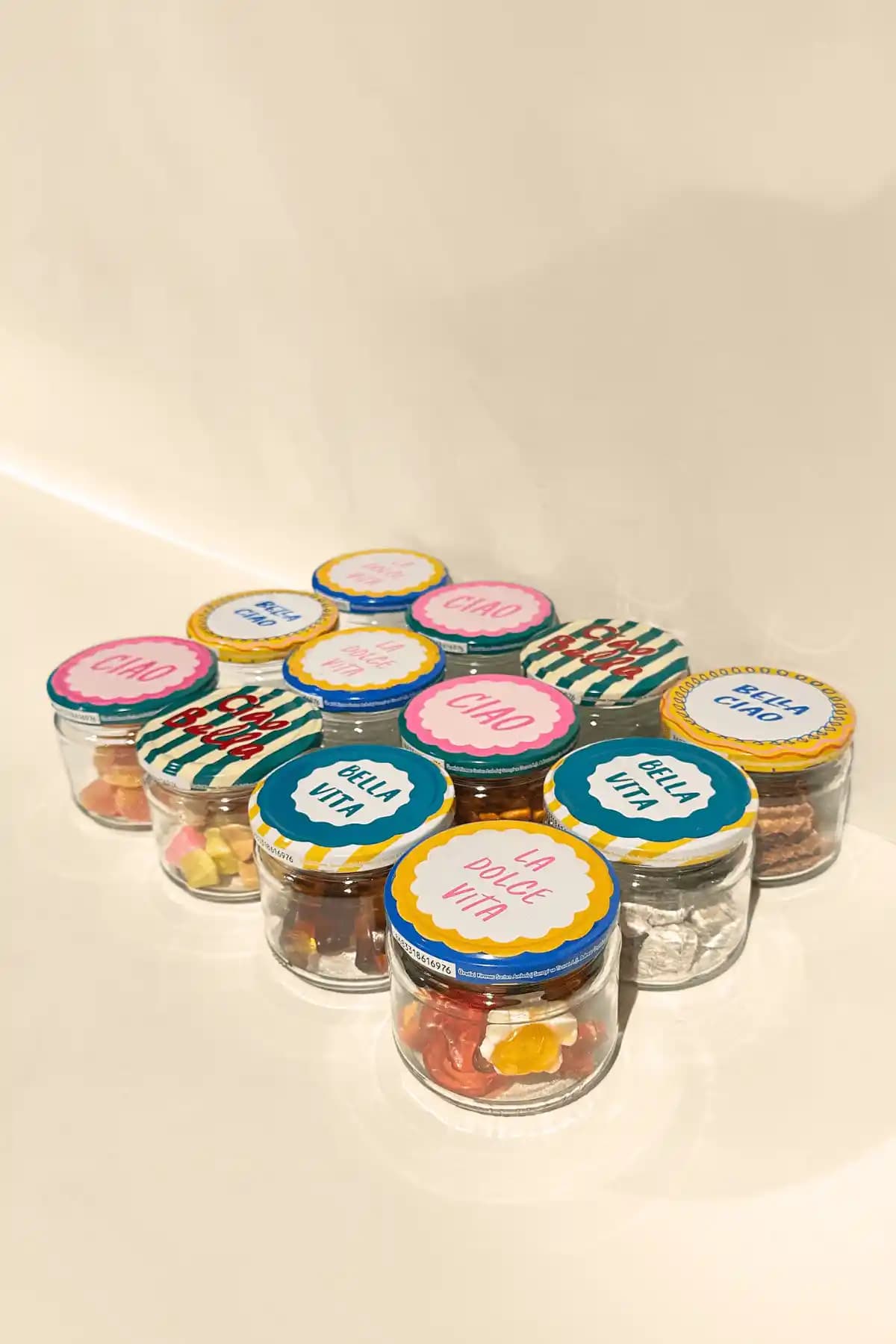 12'li Dolce Vita Kavanoz Seti: Şeffaf Cam Gövde, Çok Renkli Kapaklar ve 300 ml Kapasite