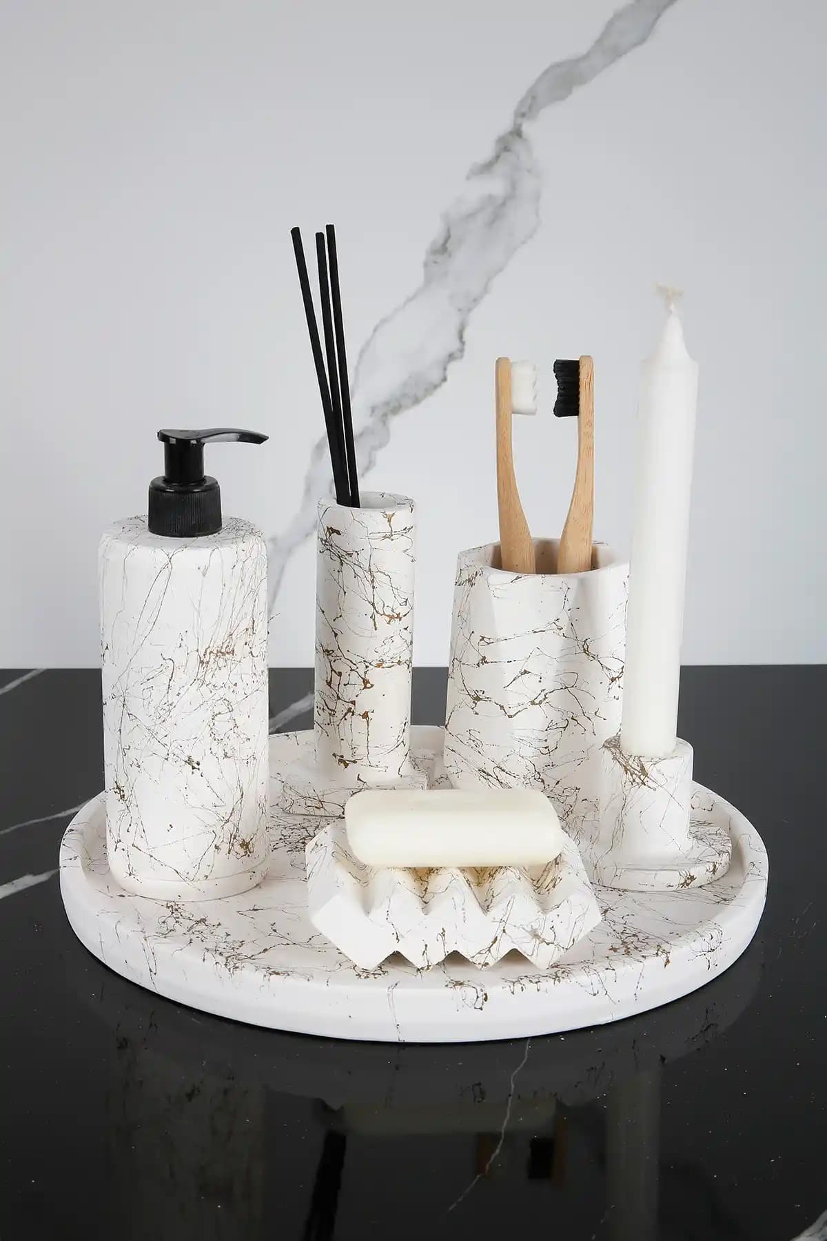 Betonmall 6 Parça Beton Banyo Seti: Beyaz Beton Dokusu ve Altın Detaylarla Şık Düzen