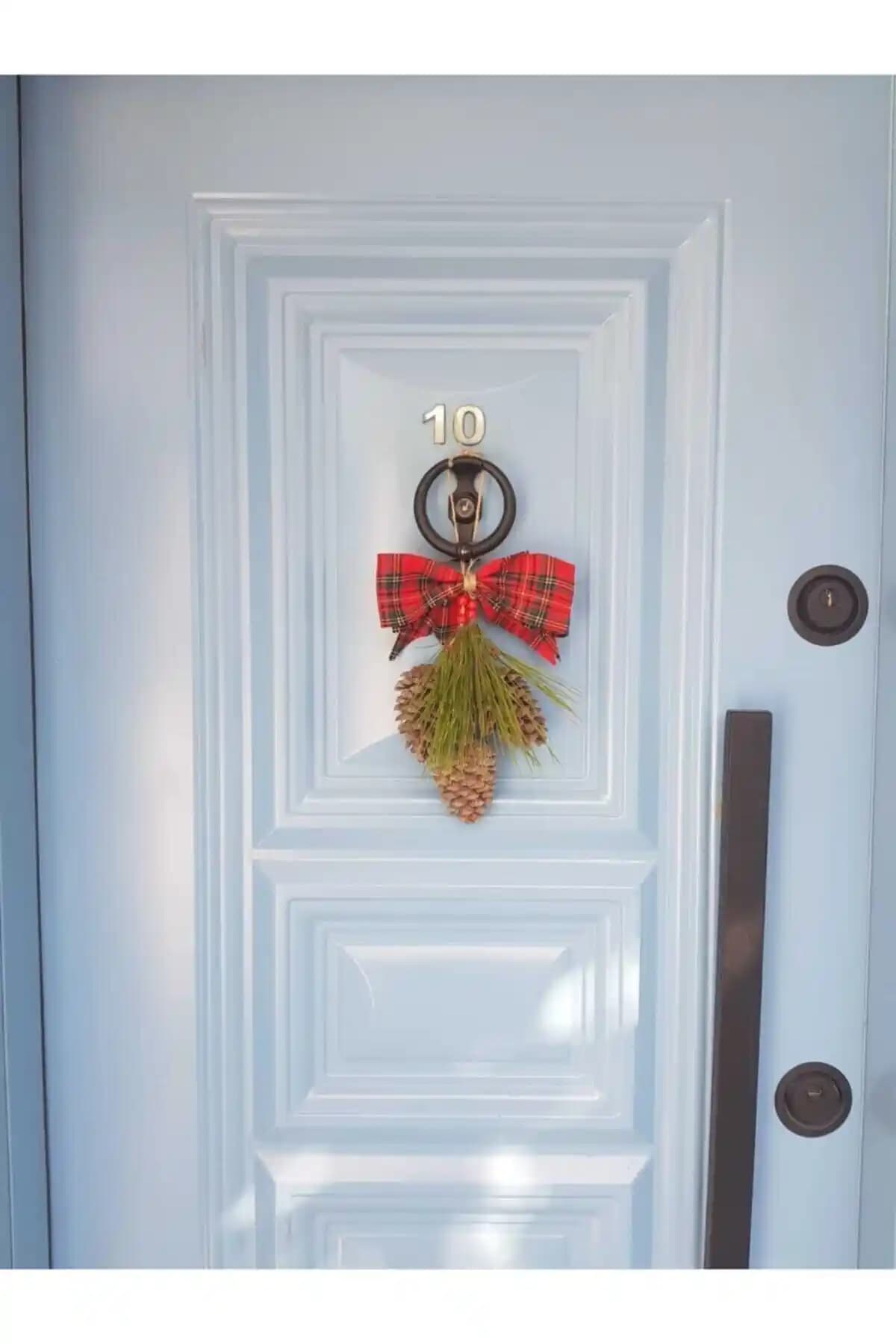 Bukosh 3'lü Kozalak Kapı Süsü: Ahşap Yılbaşı Dekoru, Doğal Sıcaklık ve Renkli Detaylar