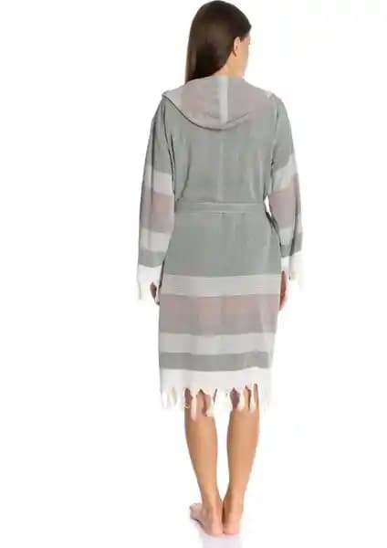 Dokubba Akyaka ve Mira Home Kapüşonlu Peştemal Bornozlarının Karşılaştırması