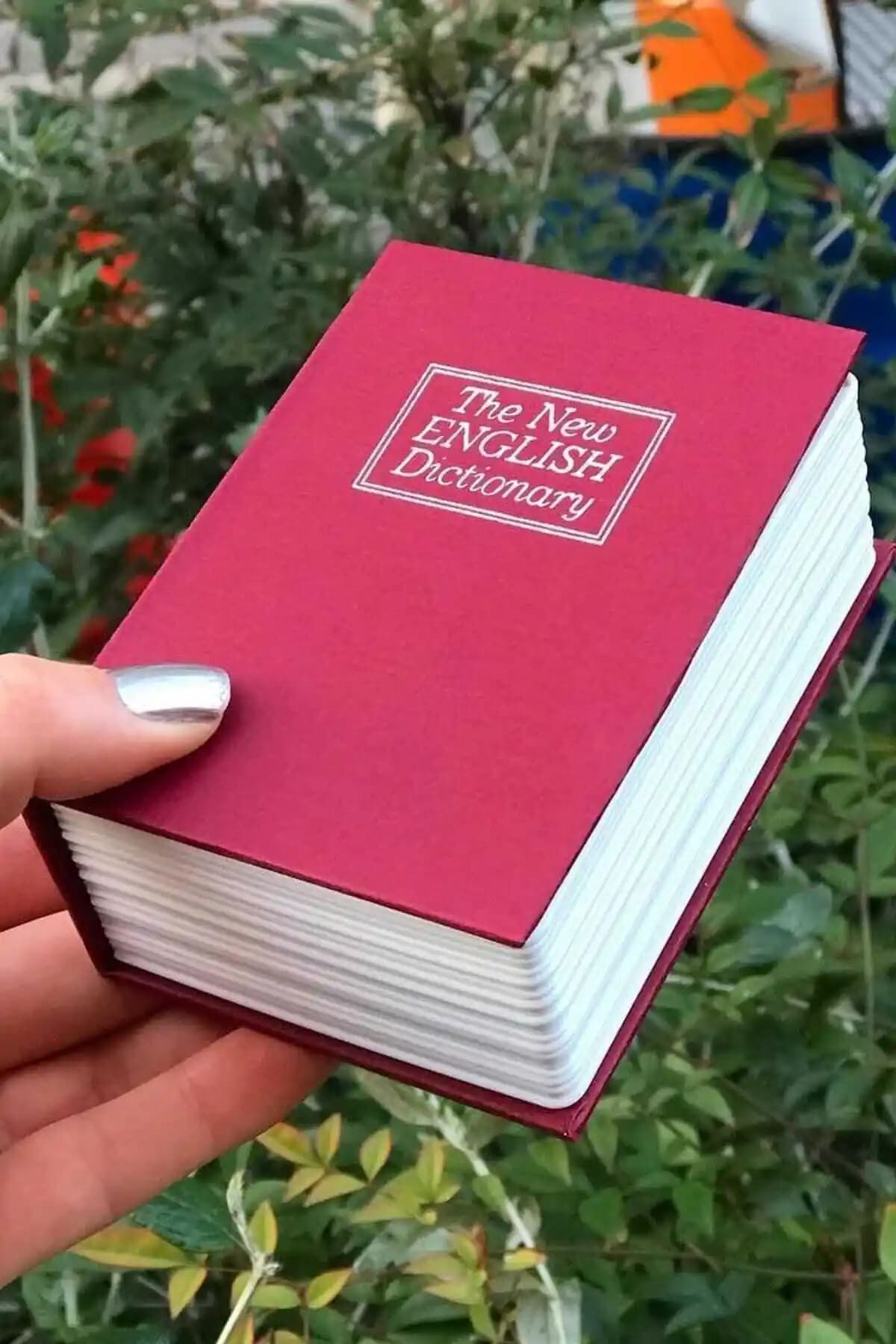 Kitap Görünümlü Gizli Kasa Kumbara: Güvenli ve Estetik Para Biriktirme Çözümü