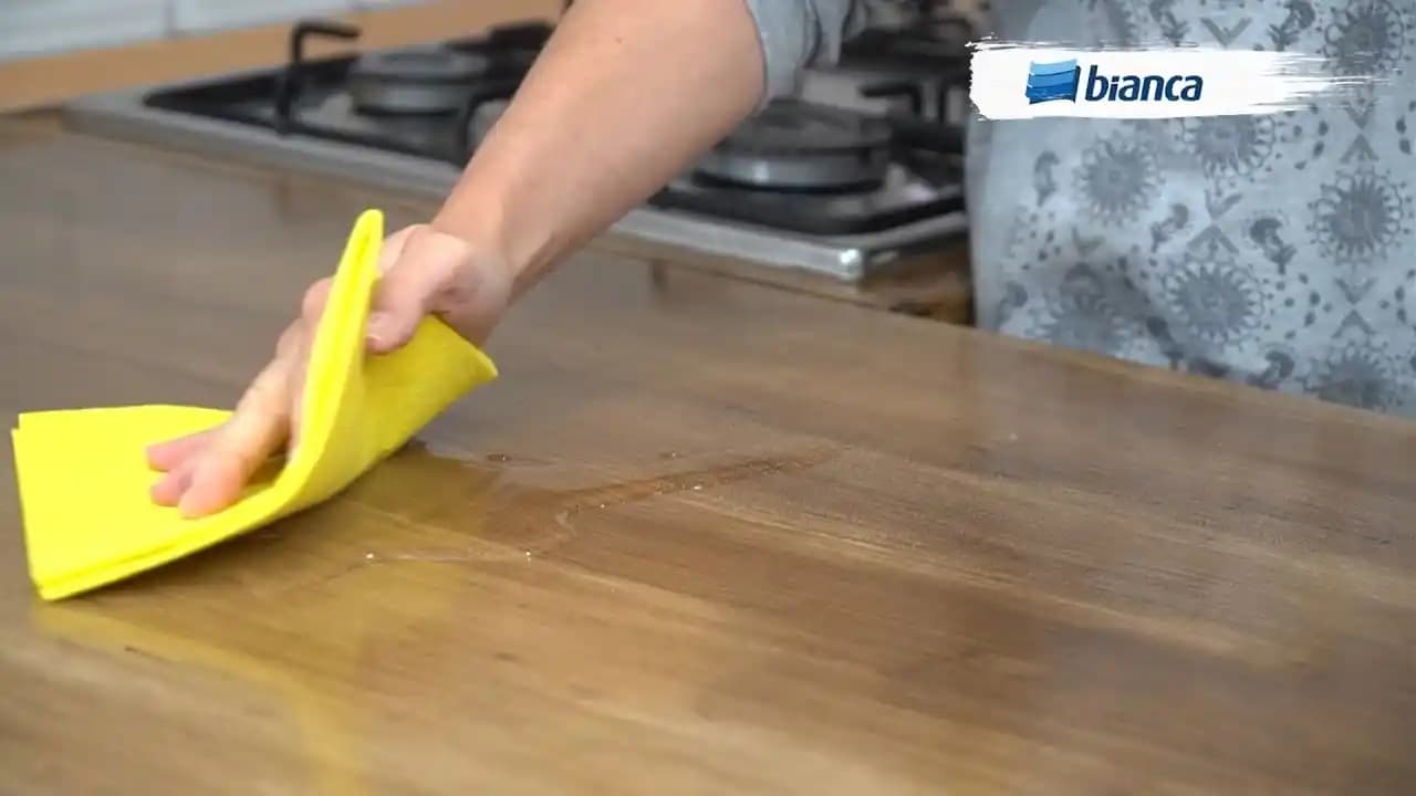 Ahşap Boyama Sonrası Yapışkanlık ve Leke Sorunları: Nedenler ve Çözüm Yöntemleri