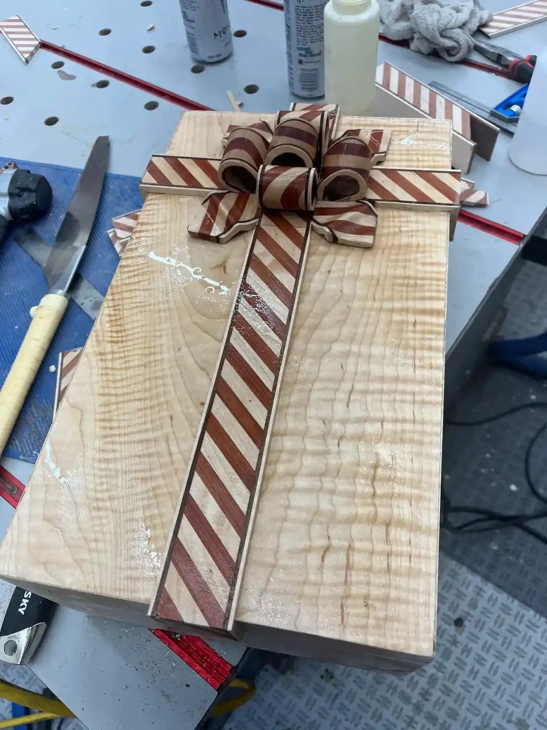 Ahşap Hediye Kutusunda Kıvırcık Akçaağaç, Sedir ve Cevizle Kurdele Tasarımı