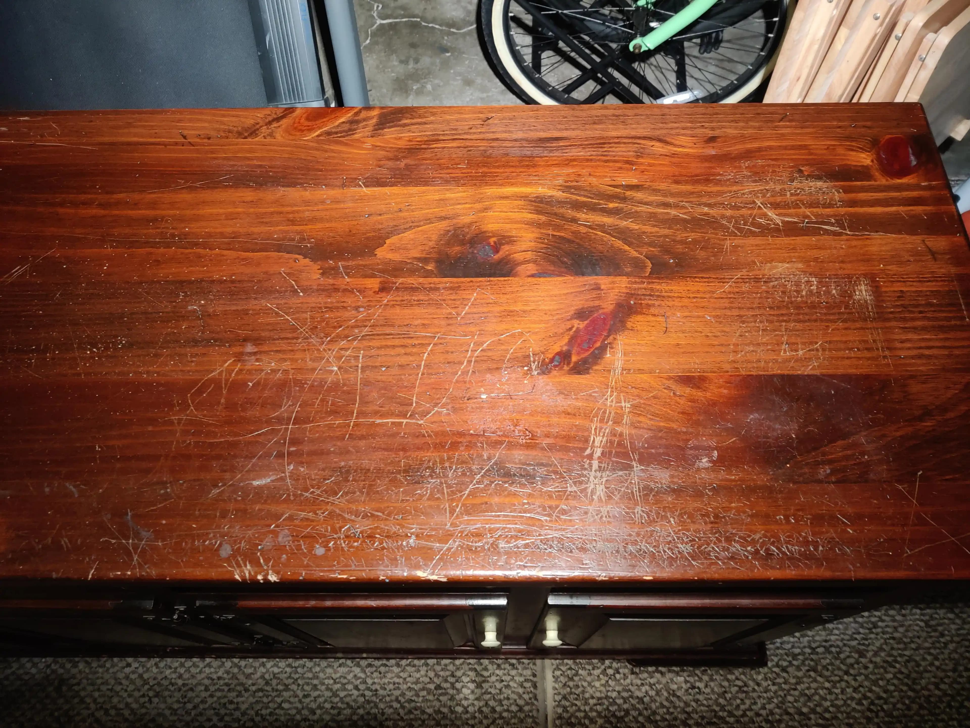 Ahşap Mobilya Restorasyonunda Temizlik, Dolgu ve Renk Uyumunun İncelikleri ve Uygulama Yöntemleri