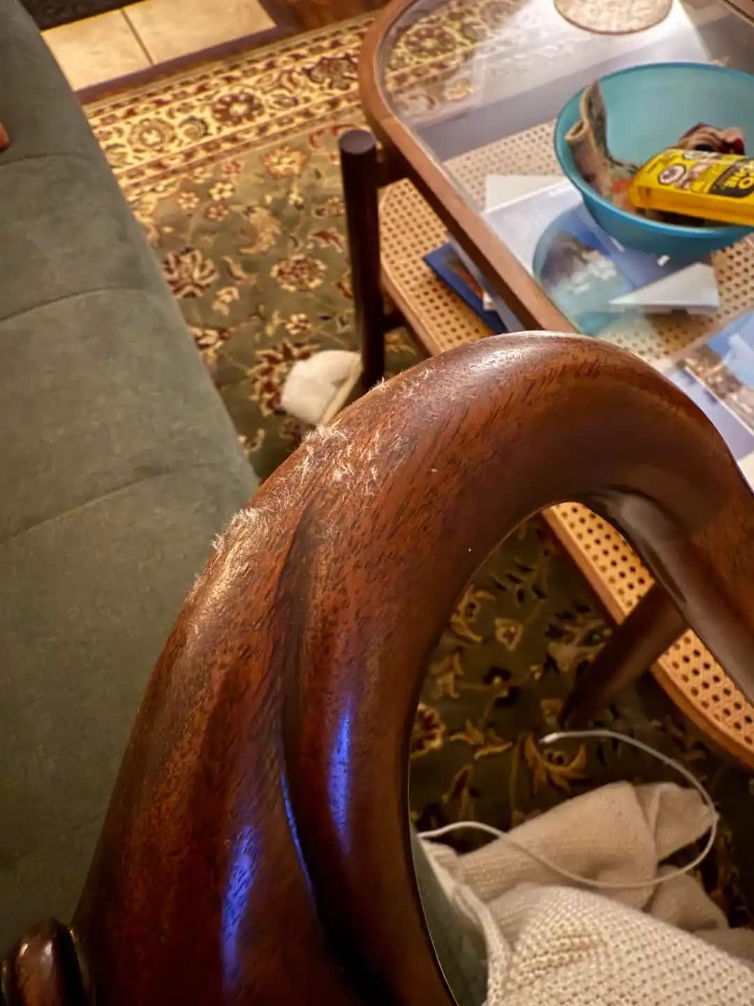 Ahşap Mobilyalarda Kumaş Tüyleri ve Yapışkan Kalıntıların Doğru Temizlik Yöntemleri