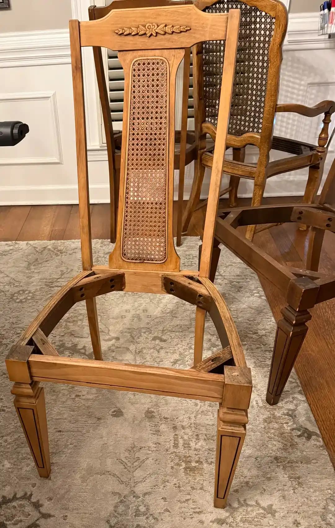 Ahşap Sandalyelerde Kontrplak Kullanımı ve Lake Kaplama Yenileme Teknikleri