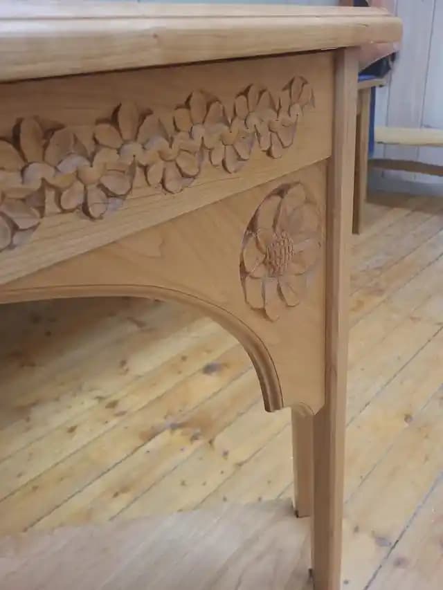 Amerikan Kiraz Ağacından Oyma Detaylı Üçgen Köşe Sehpası Tasarımı ve İşçiliği