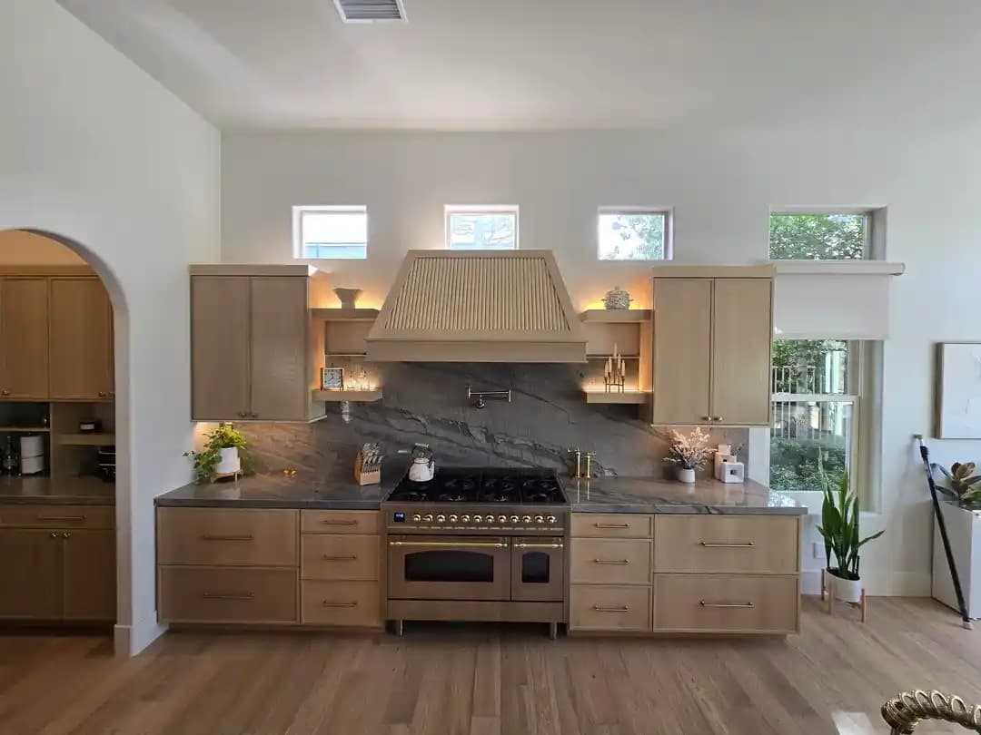 Beyazlatılmış Beyaz Meşe Dolaplar ve Mutfak Tasarımında Teknik Detaylar ve Fonksiyonellik