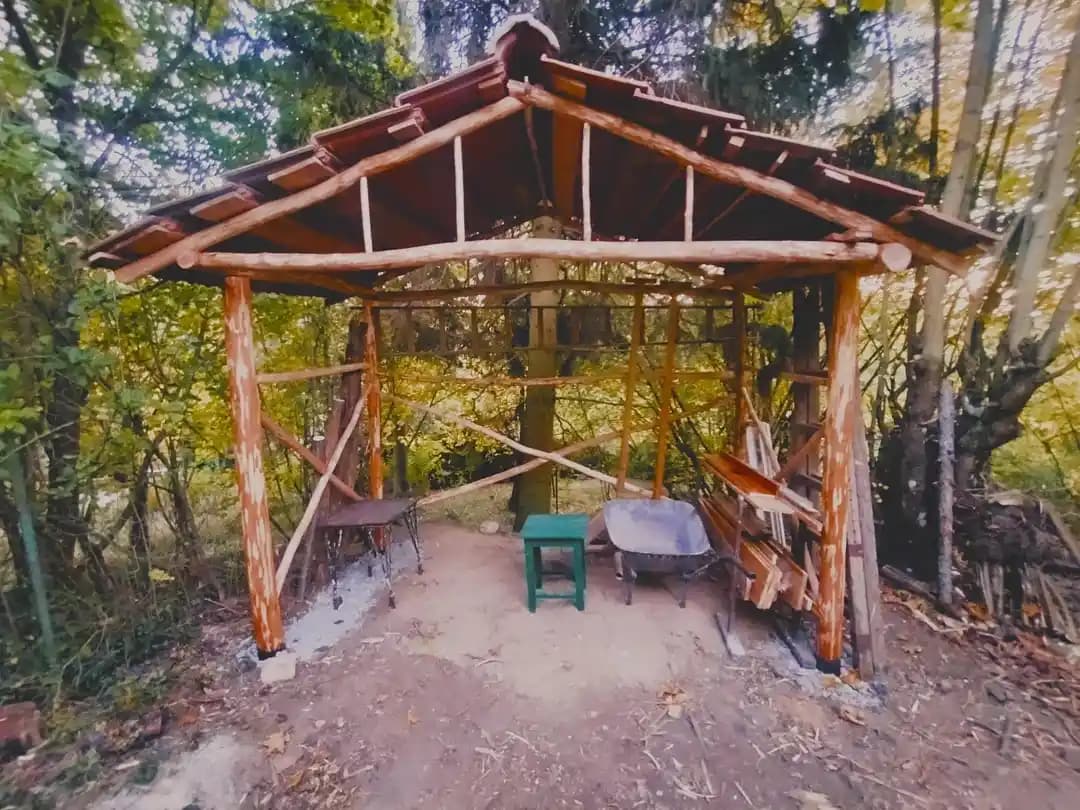 Çivi ve Vida Kullanılmadan Geleneksel Ahşap Kulübe İnşası ve Birleşim Teknikleri