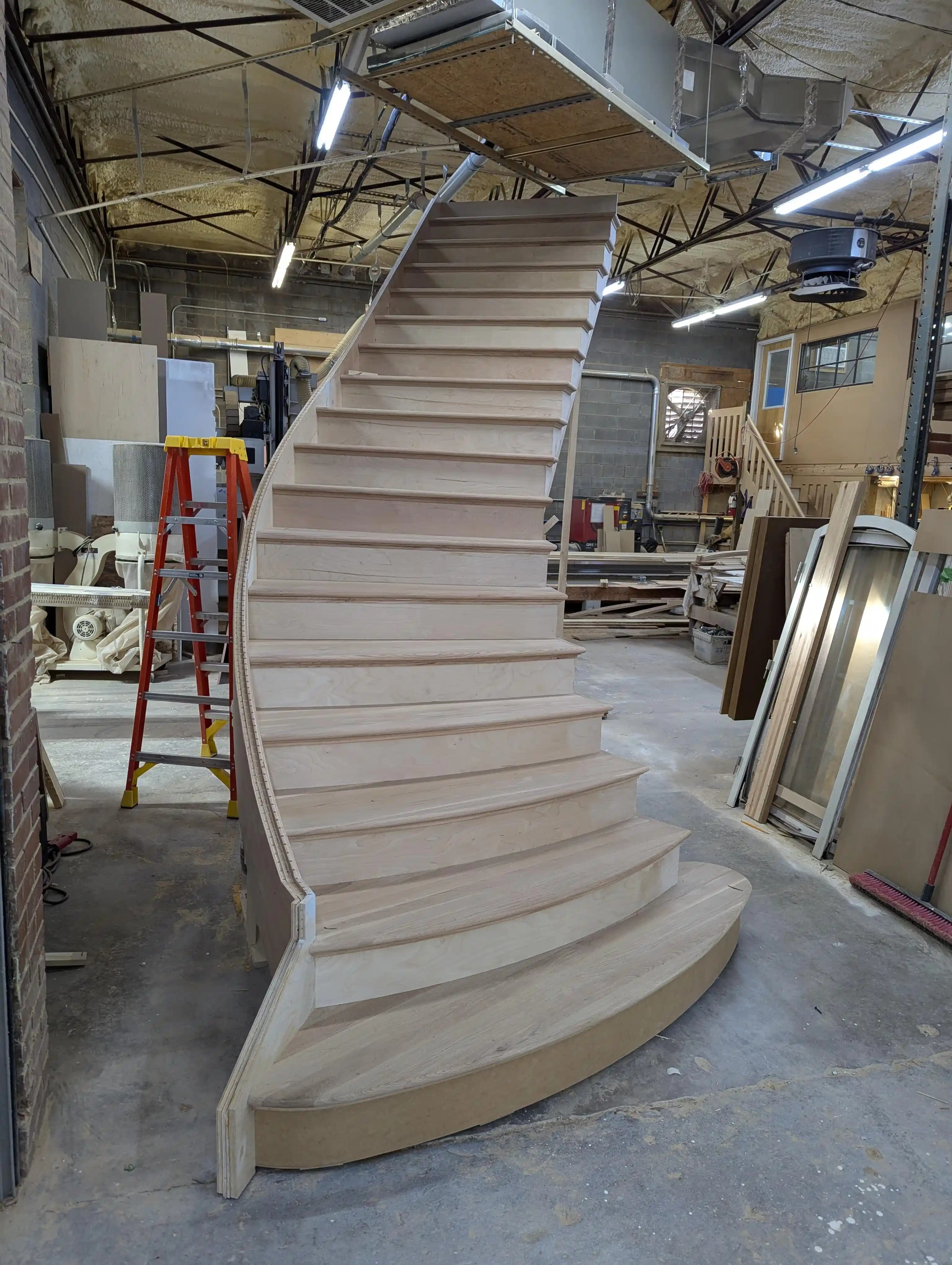 Çok Milyon Dolarlık Evler İçin Özel Tasarım Kavisli Merdivenlerin Üretim ve Montaj Süreci