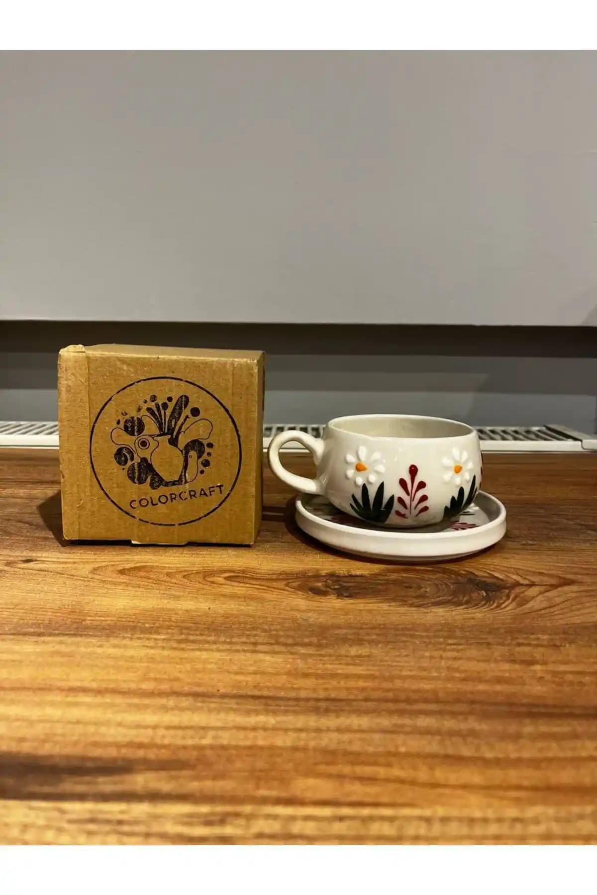 ColorCraft Papatya ve Kırmızı Desenli Seramik Çay Seti Modern ve Şık Tasarım Özellikleriyle