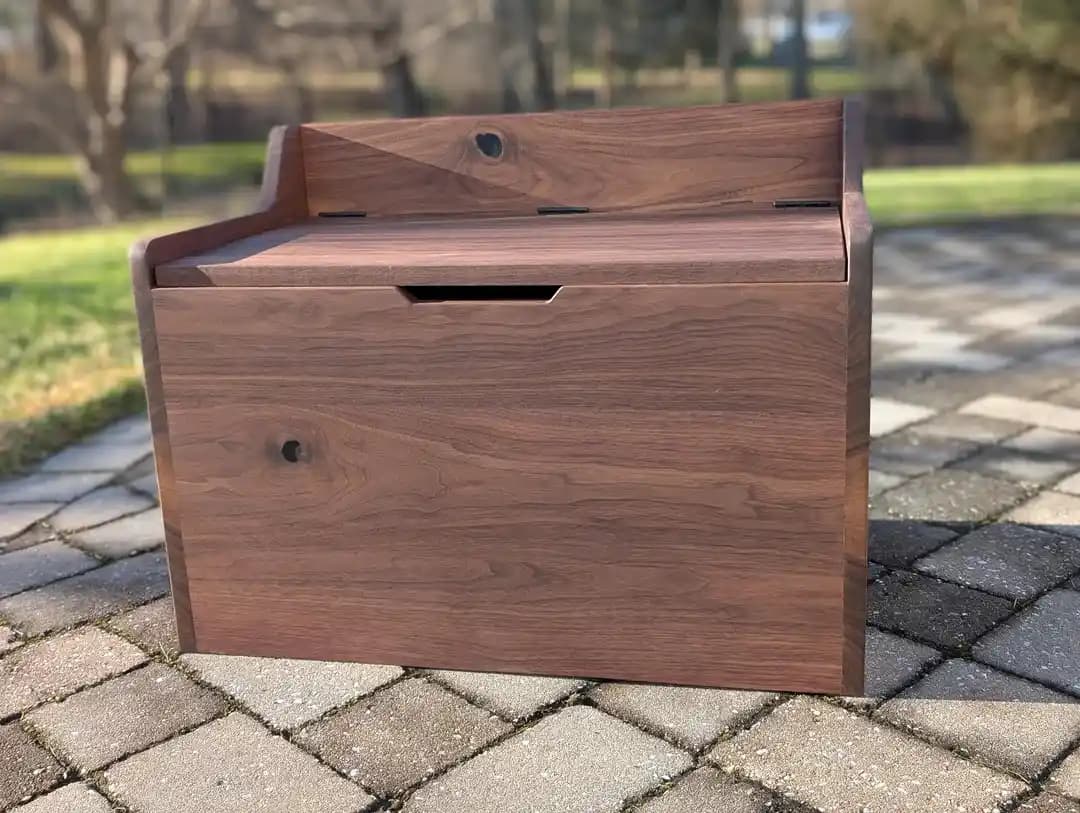 El Yapımı Siyah Ceviz Oyuncak Sandığı: Malzeme, Birleşim ve Tasarım Detayları