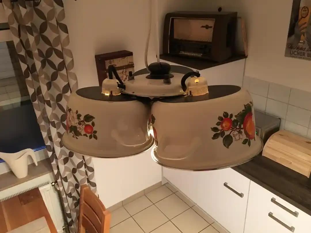 Eski Emaye Tencerelerden Mutfak Lambası Tasarımı: Yaratıcı ve Fonksiyonel Aydınlatma Çözümleri