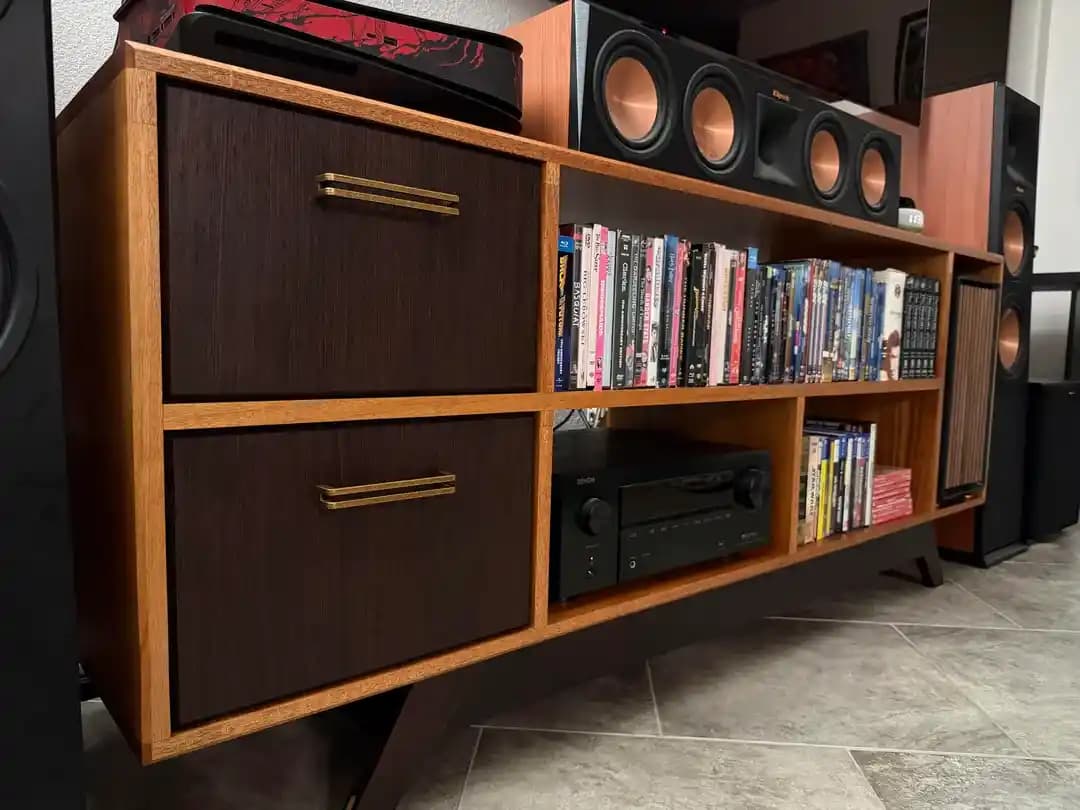 Gerçek Ahşap Kullanılarak Tasarlanan TV Konsolu Projesi: Afrika Maunisi ve Wenge ile Modern Mobilya