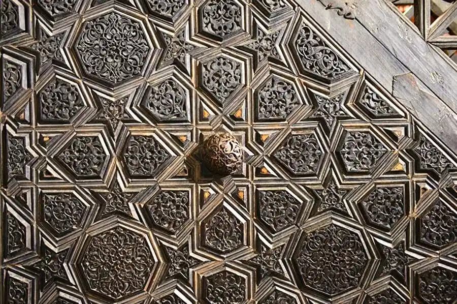 Kapı Detay Parçalarının Frezelenmesi: Yöntemler, Güvenlik ve Verimlilik Yaklaşımları