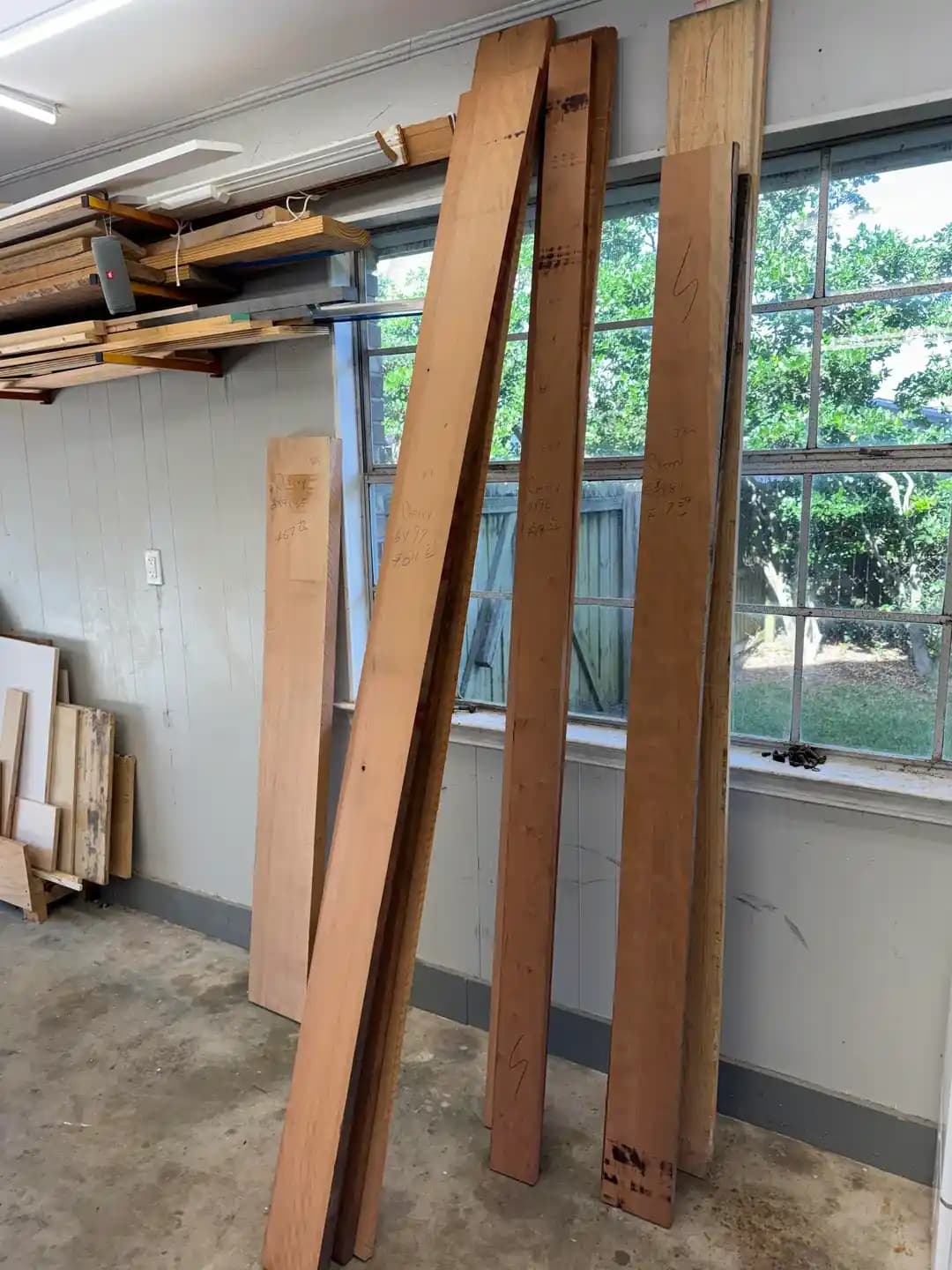 Kiraz ve Akçaağaç Ahşap Kullanılarak Fonksiyonel ve Dayanıklı Çalışma Masası Tasarımı