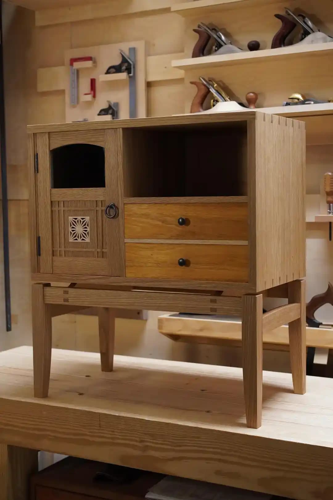 Küçük Ayaklı Dolap Tasarımı: Kumiko Kakma ve Krenov Tarzı Uygulama