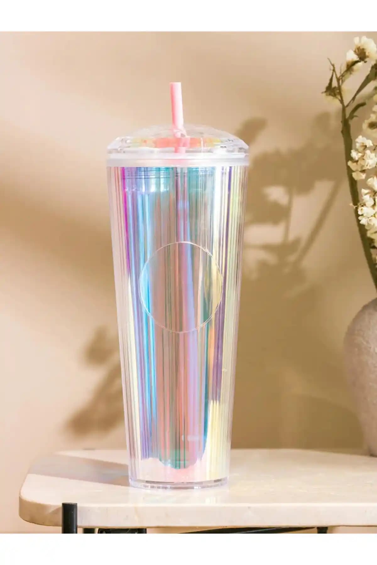 LC Waikiki Karışık Baskılı Pipetli Bardak T T ile Şık ve Pratik İçecek Sunumu