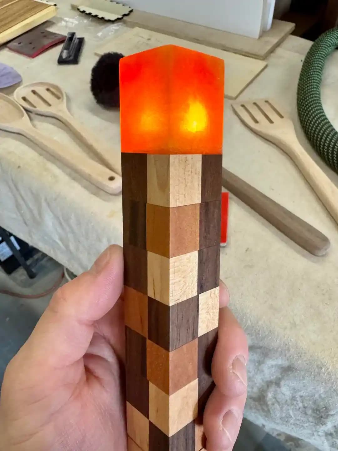 Minecraft Temalı Ahşap Meşale: El İşçiliği ve Tasarımın Özgün Buluşması