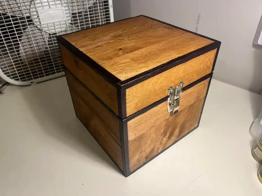 Minecraft Temalı Dayanıklı Ahşap Sandık Yapımı: Kontrplak ve Meşe Kullanımı