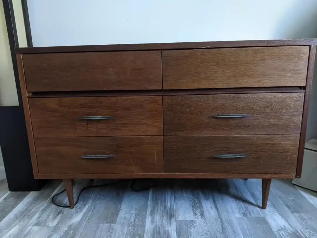 Orta Yüzyıl Modern Ceviz Kaplamalı Altı Çekmeceli Şifonyer: Tanımlama ve Değer Analizi