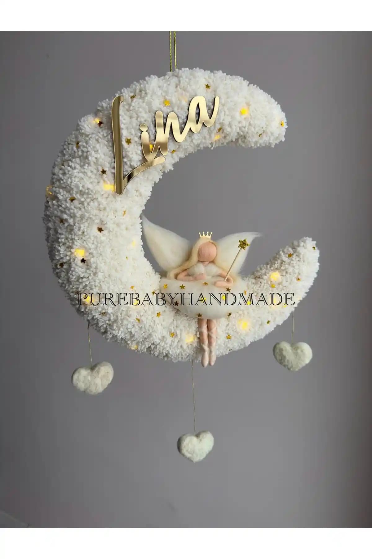 Pure Kız Bebek Ledli Keçe Bebekli Kapı Süsü: Şık ve Güvenli Bebek Odası Dekorasyonu