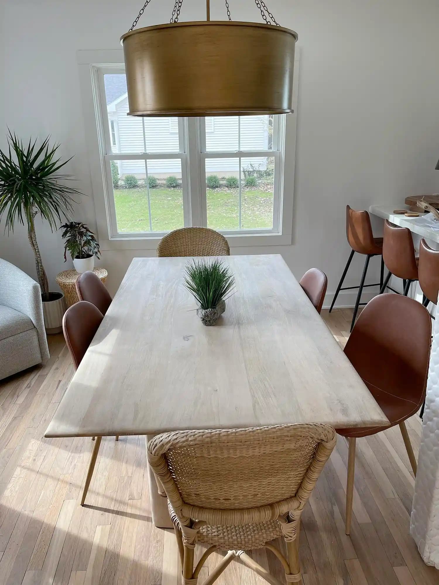 West Elm Anton Cerused White Masaların Yüzey Özellikleri ve Bakım Yöntemleri