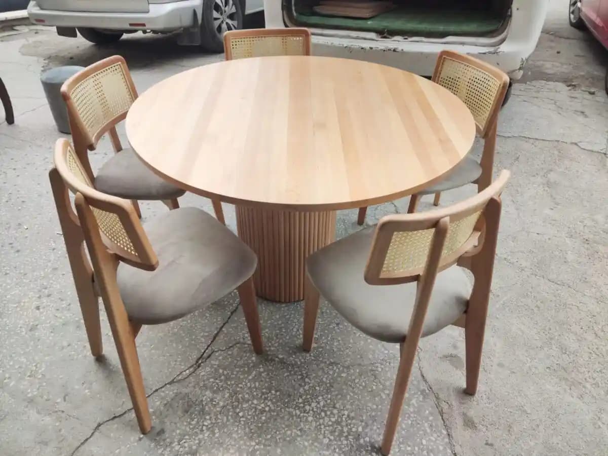 Yuvarlak Ahşap Yemek Masasına Uygun Siyah Metal Ayaklı Sandalye Seçimi ve Uyumu