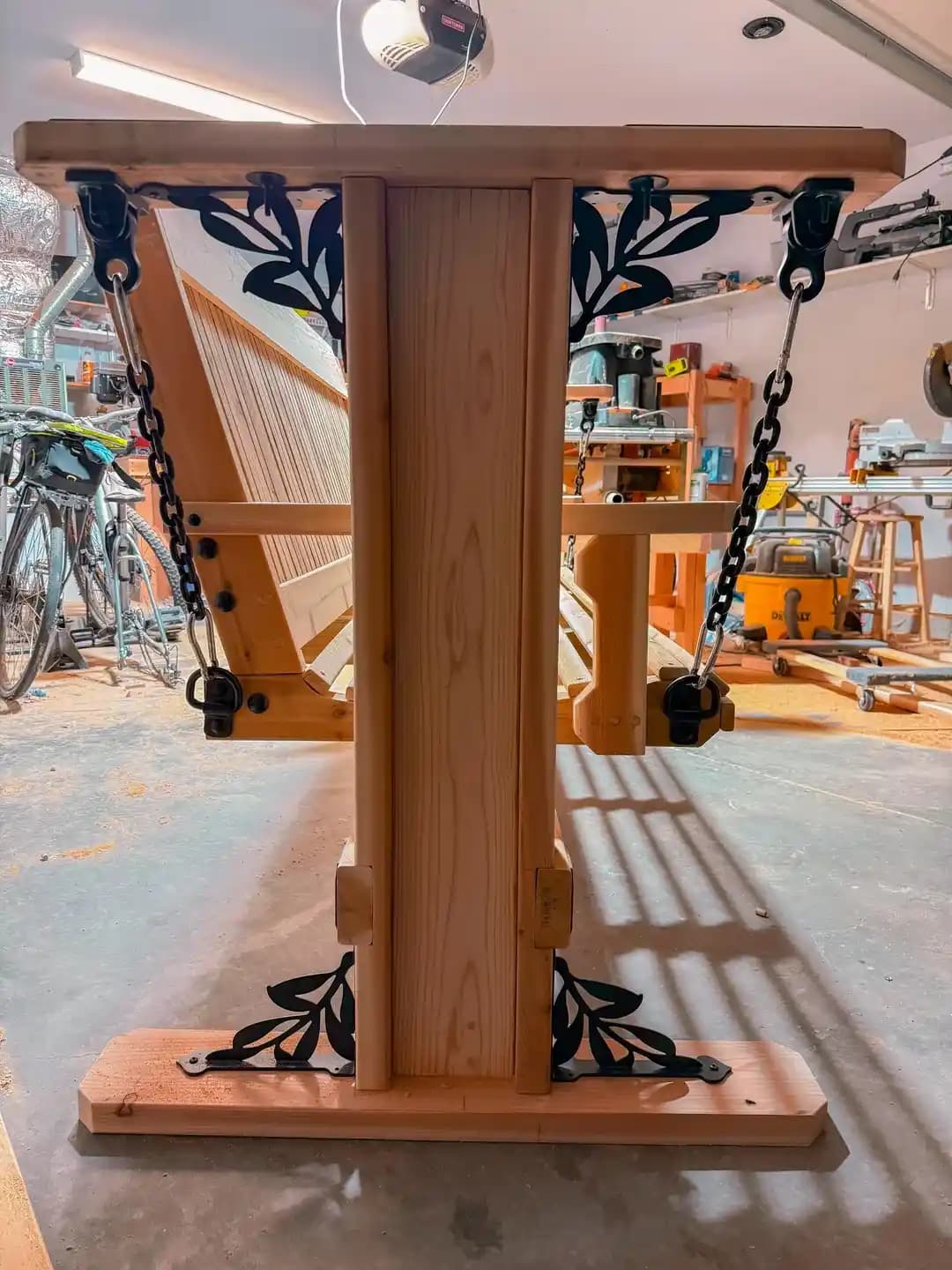 Zincir Askılı Sedir Veranda Sallanağı: Modern Tasarım ve Dayanıklı Yapım Detayları