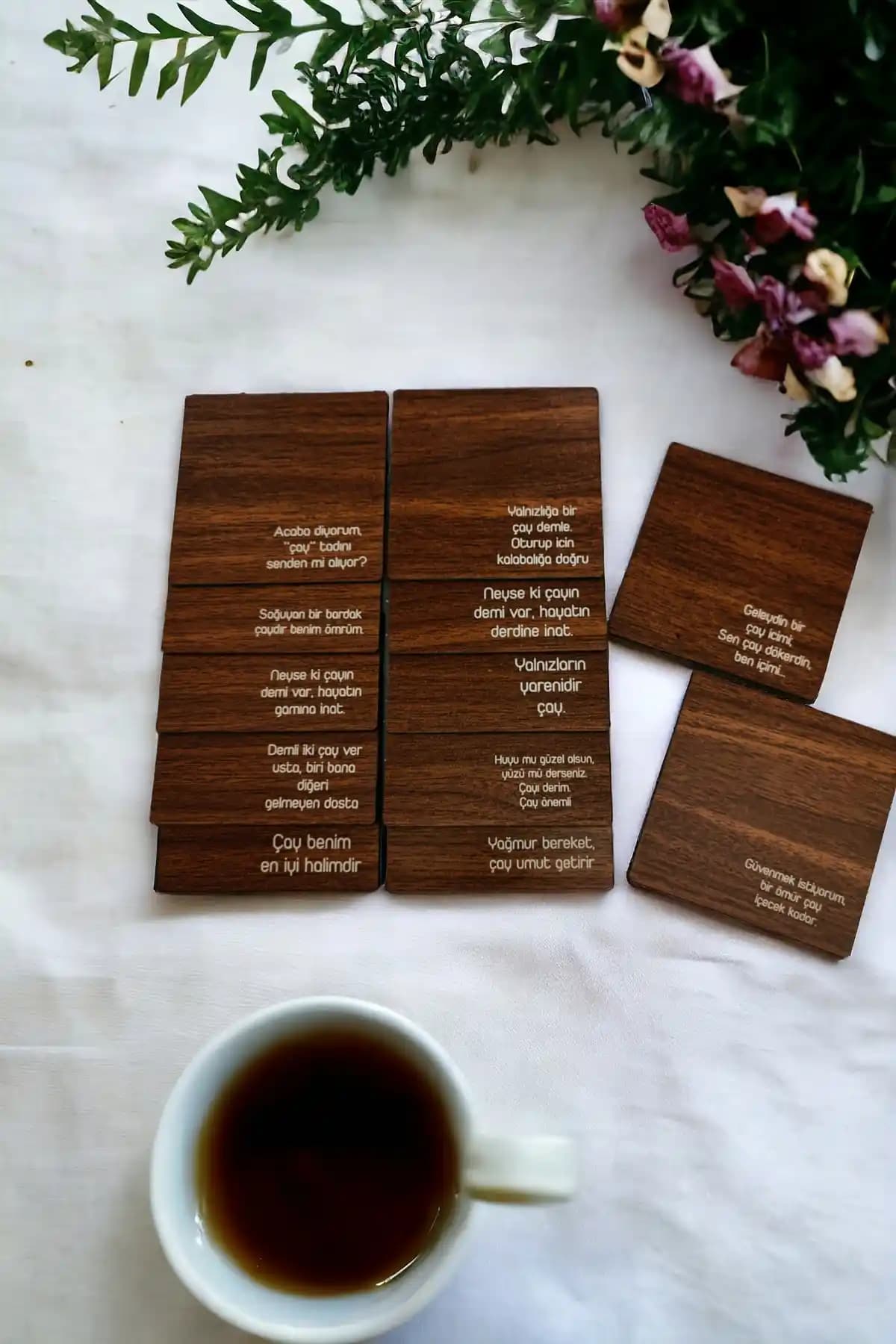 Ahşap Kare Çay Sözleri Yazılı 12 Parça Bardak Altlığı Seti Modern ve Dayanıklı Tasarım
