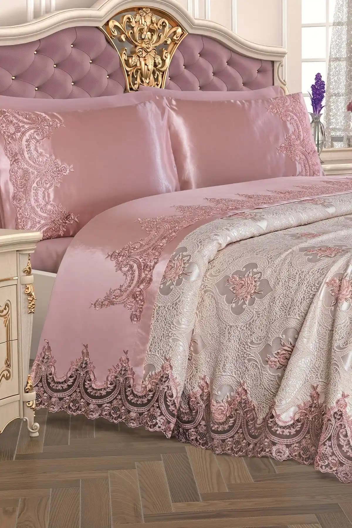 Çeyiz Diyarı Pudra Fransız Güpürlü Eylül Pike Takımı: Şıklık ve Konforun Buluşması